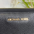 MICHAEL KORS MK JET SET 荔枝紋牛皮手掛式對開中夾 黑_4