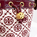 TORY BURCH TB 正櫃款迷你老花水桶 酒紅_1