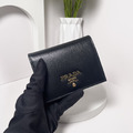 PRADA 對開短夾 黑金_4