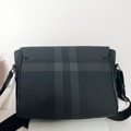 BURBERRY 炭灰色格纹拼皮革小號郵差包_5