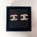 CHANEL 經典雙Ｃ水鑽耳環 淡金_3