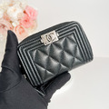 CHANEL BOY ㄇ字拉鍊零錢包 黑銀牛_4