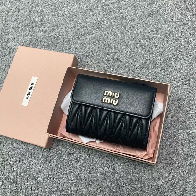 Miu Miu 三折中夾