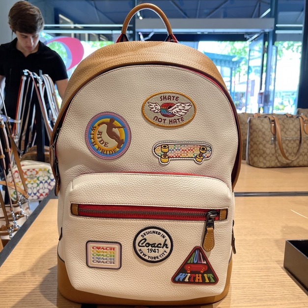 COACH 新款彩虹徽章大後背包