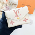 LOUIS VUITTON LV VICTORINE 三折短夾 草莓牛奶色_1