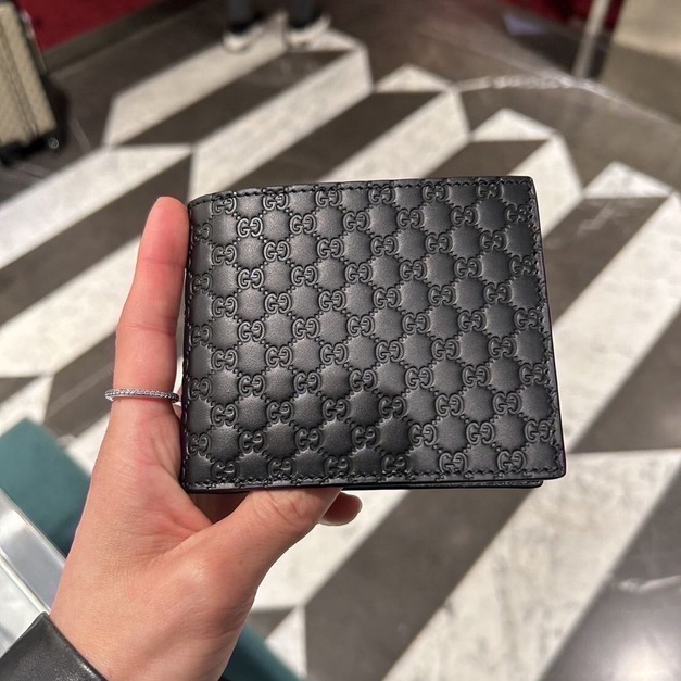 GUCCI 壓印滿版短夾 六卡