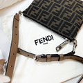 FENDI 老花拉鍊斜背包_4