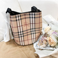 BURBERRY 戰馬格紋水桶包 黑