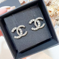 CHANEL 半鑽雙C耳針(大) 耳環 銀_1