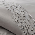 【織眠家族】100支精梳棉／長絨棉／刺繡／鋪棉床罩組(有床裙)／雙人／加大／特大／月白詩篇_4