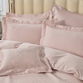 【織眠家族】60支精梳棉／長絨棉／刺繡／鋪棉床罩組(有床裙)／雙人／加大／特大／莫內花園.淺粉_2