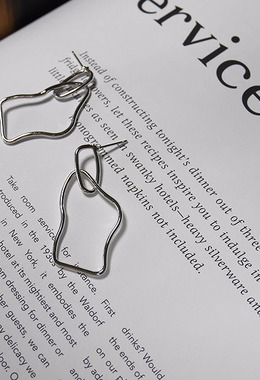 一字不規則扭曲耳環 Irregular Earrings