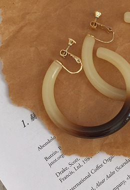 象牙C型耳環 Ivory Earrings
