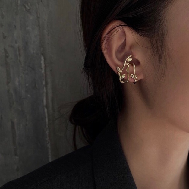 戴在耳垂上的低調耳環