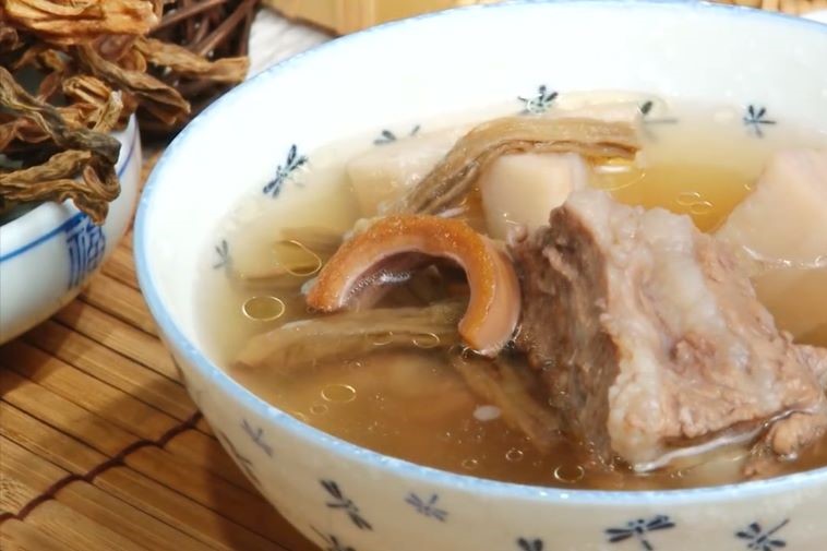 【長豆蓮藕排骨湯】琥珀色湯頭，讓人愛不釋手！