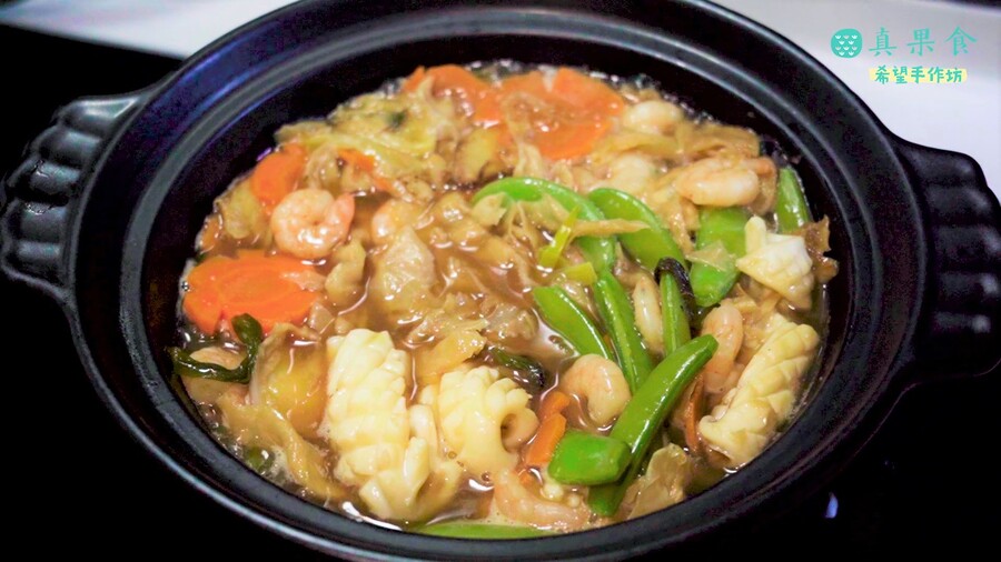 【高麗菜乾海鮮煲】簡單又豐富！誘人海鮮料理