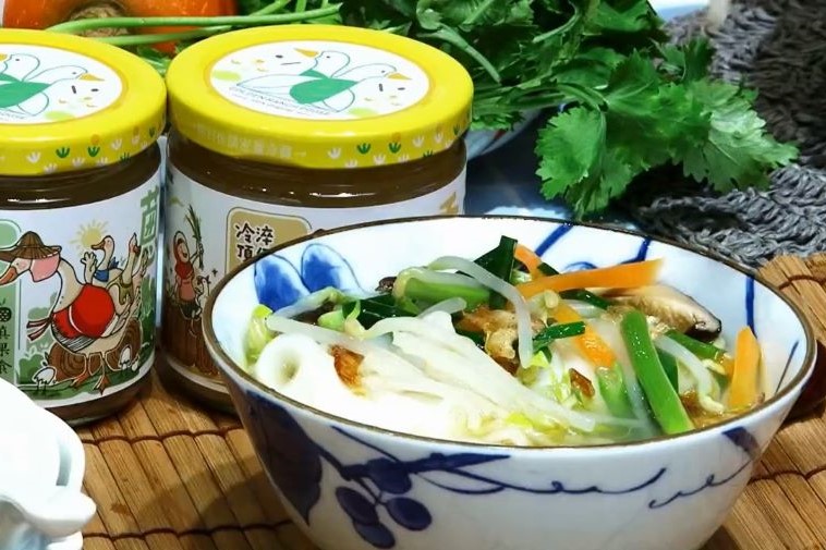 【香蔥鵝油湯粄條】Q彈粄條跟蔥香鵝油，香氣十足