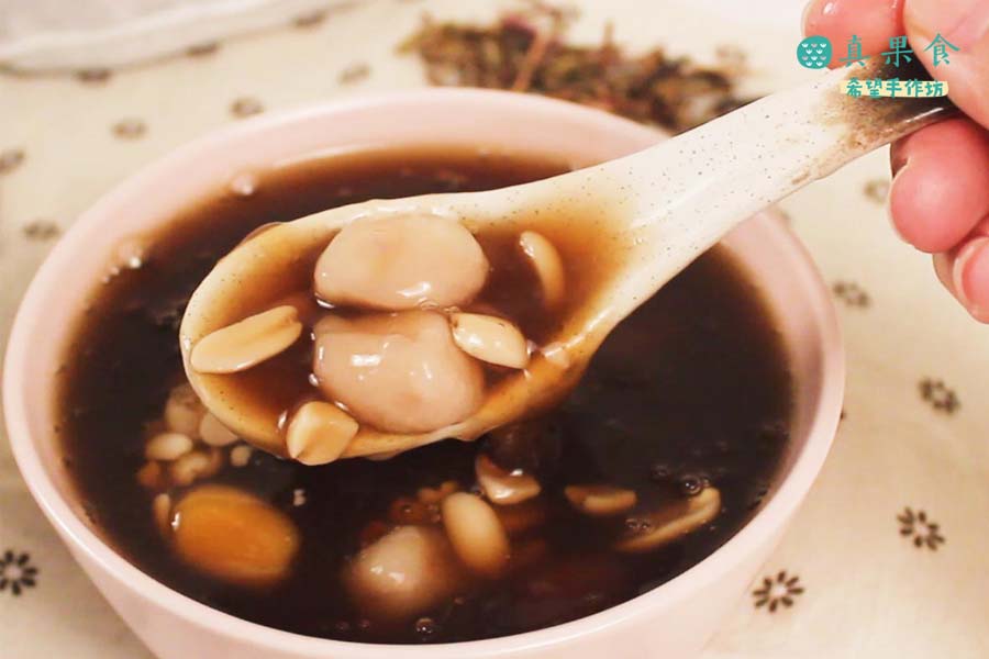 【燒仙草】在家也能製作出咕溜咕溜的燒仙草，冷冷的天氣喝上一碗，有夠幸福～