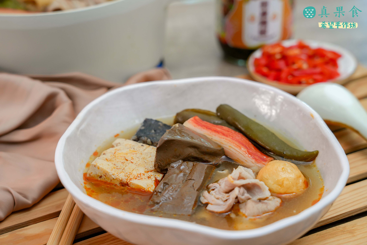 【剝皮辣椒麻辣鍋】免排隊就能吃到名店等級麻辣鍋！香辣銷魂，麻中帶勁