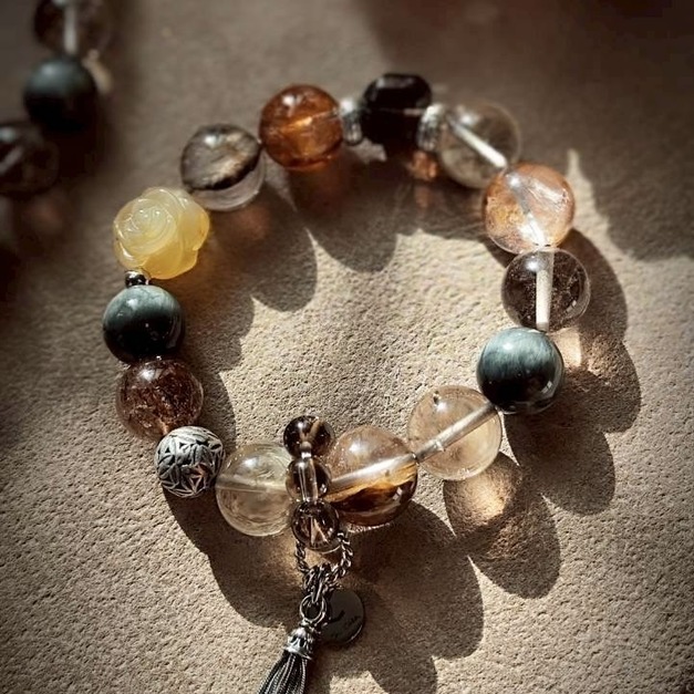 《享受吧！一個人的旅行》Eat Pray Love（2010） 在旅行中學會傾聽自己，找回愛與平衡。 │女款  膠花x鷹眼石x茶晶 佩戴能量 自信隨行 不變色不過敏氧化