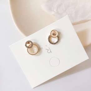 不對稱圓形貝殼水鑽耳環