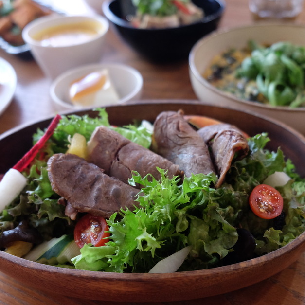 香滷牛腱 /佐中式油醋醬 .  澳洲牛 