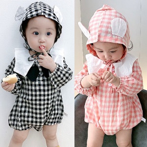 (出清不退換)翻領蝴蝶結格子圖案長袖三角包屁衣 附帽子