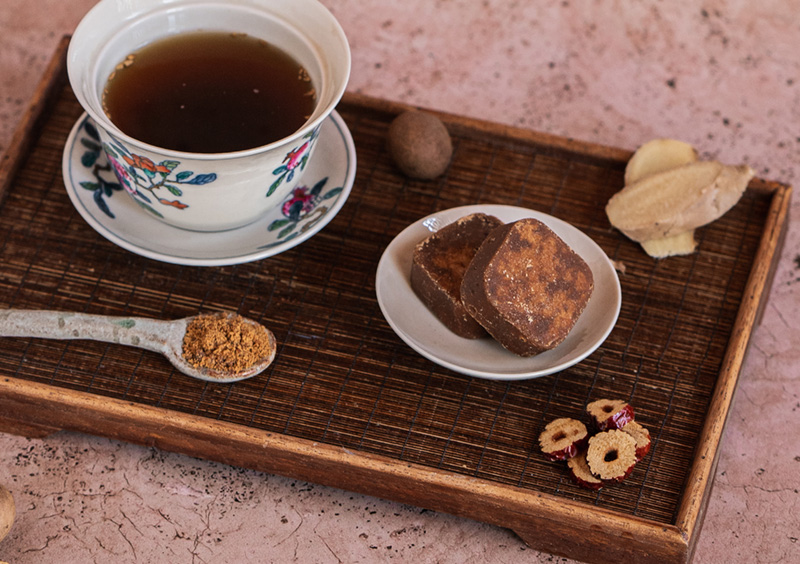 糖鼎黑糖四合一薑茶。營養價值很高的黑糖，加入老薑煮成薑茶，不僅暖身，也適合女生們在生理期時飲用