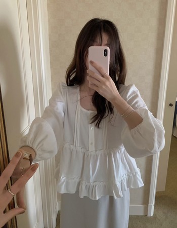 ｜白 現貨｜  優雅愛心貝殼釦U領上衣