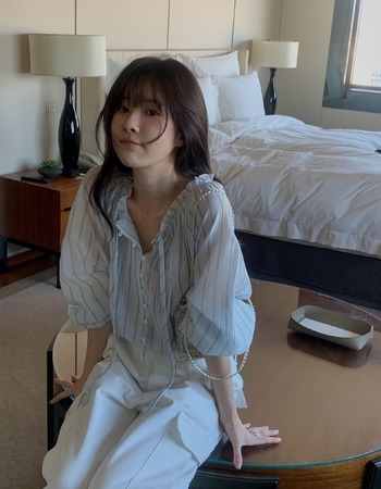 ｜預購｜  精緻輕薄花邊領口上衣