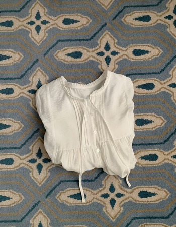 ｜象牙 現貨｜  光澤感花邊領口優雅上衣