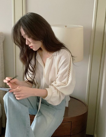 ｜預購｜  氣質鏤空袖綁帶上衣