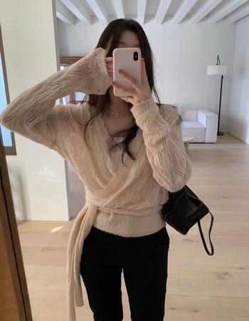 ｜粉 現貨｜  溫柔鏤空綁帶針織上衣