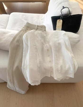 ｜黑 現貨｜  精緻微光澤感蕾絲領口上衣