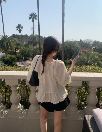 ｜預購｜  光澤感花邊小裙擺縮袖上衣