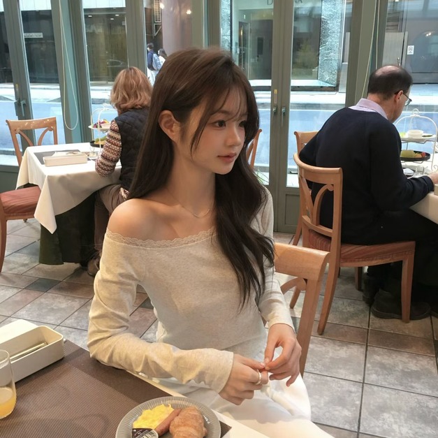 ｜預購｜  舒適蕾絲領口彈性上衣