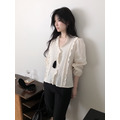 ｜現貨｜ 高雅花邊V領排釦襯衫