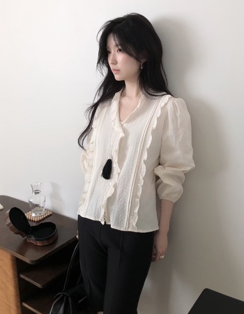 ｜現貨｜  高雅花邊V領排釦襯衫