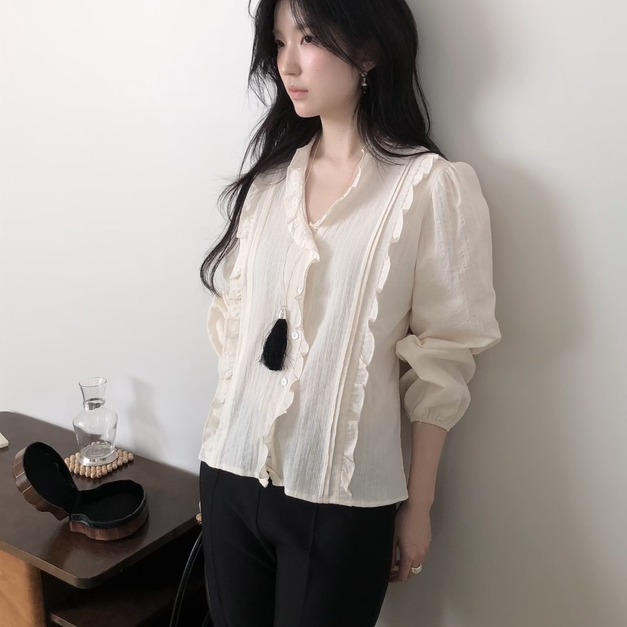 ｜現貨｜  高雅花邊V領排釦襯衫
