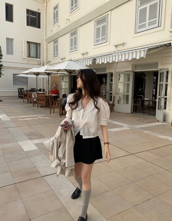 ｜預購｜  精緻刺繡V領澎袖上衣