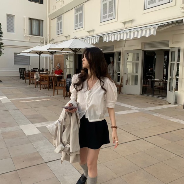 ｜預購｜  精緻刺繡V領澎袖上衣