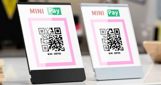 兩款收款 QR Code 壓克力立牌擺在櫃台
