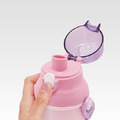 [特價] 恐龍 日本製 兒童抗菌直飲式水壺 附背帶 480ml Ag+ (粉櫻桃款)_1