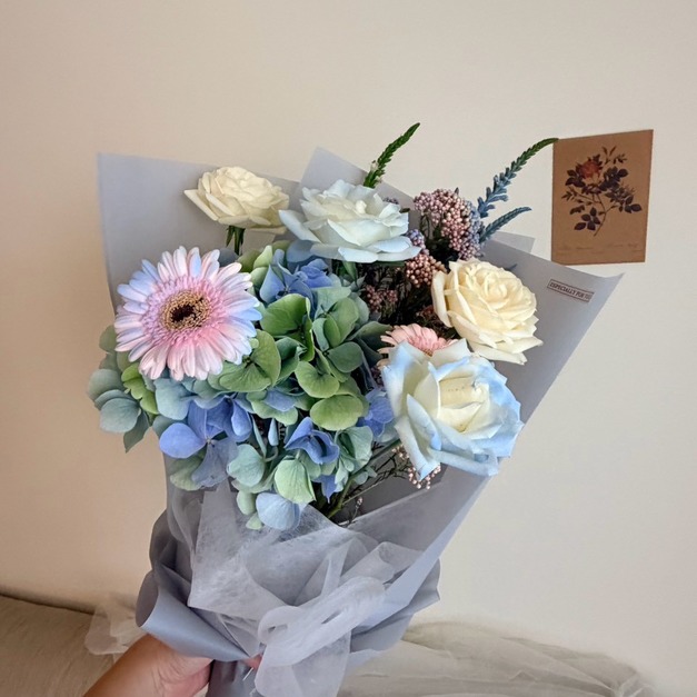 【韓式花束】碎冰藍季節花漾鮮花  （不挑款）