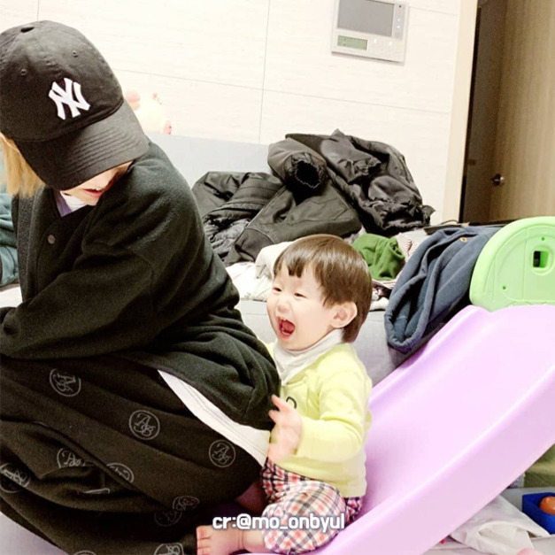 [玟星] ALI BENSON AB STAMP SWEAT PANTS (BLACK) 圓戳章休閒長褲 (黑)