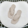 小鉚釘時髦純色夾腳拖鞋4色_6