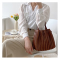 超美韓系ins質感壓摺水桶包 3color_5