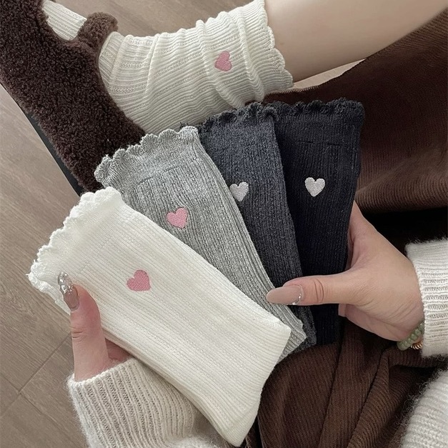 R79-Freeters愛心彩色刺繡中筒襪