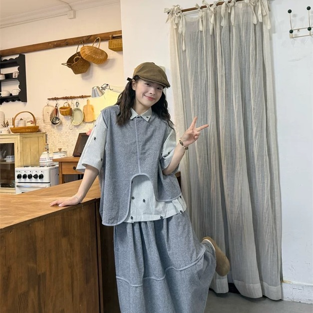 C404-Freeters刺繡滿版條紋襯衫+下擺不規則造型滾邊背心+灰色拼接不收邊長裙