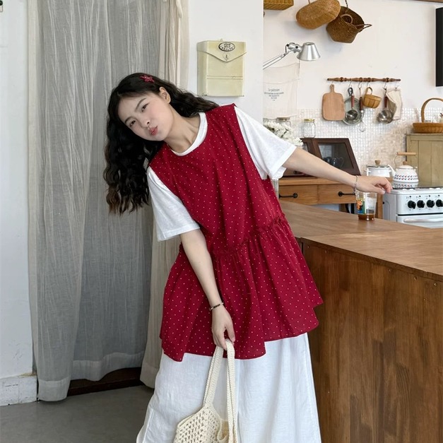 C403-Freeters紅色點點裙襬背心+白色側開岔滾邊T恤+蕾絲花邊白色寬褲